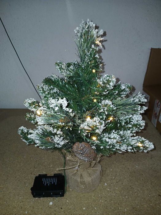 Brad decorativ Yorbay, cu zapada artificiala si luminite LED