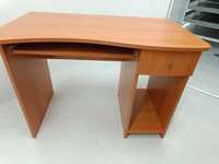 Дървено бюро с подвижен рафт