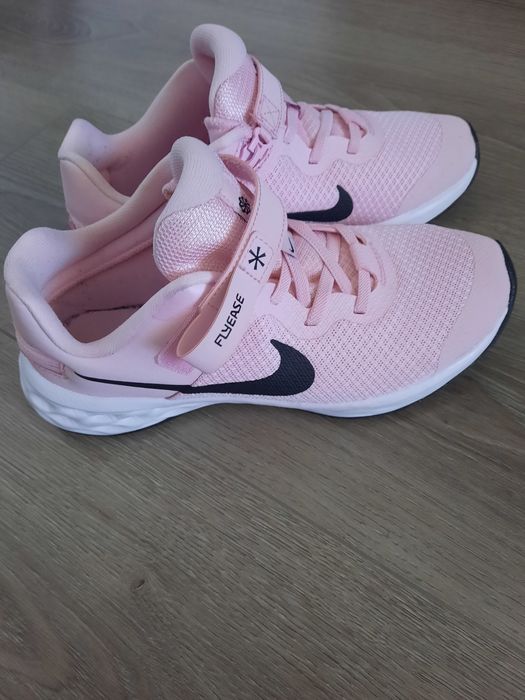 Nike Revolution Flyease
