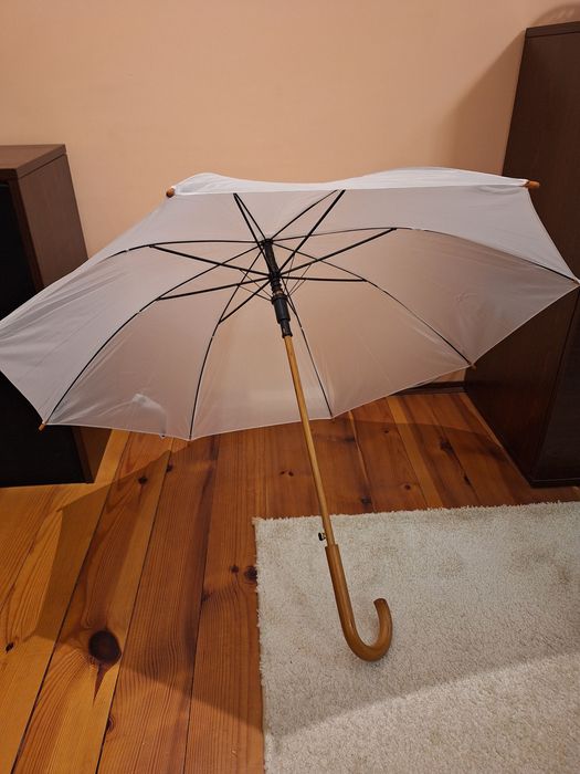 Бял чадър с автоматично отваряне и дървена дръжка, подходящ за сватба