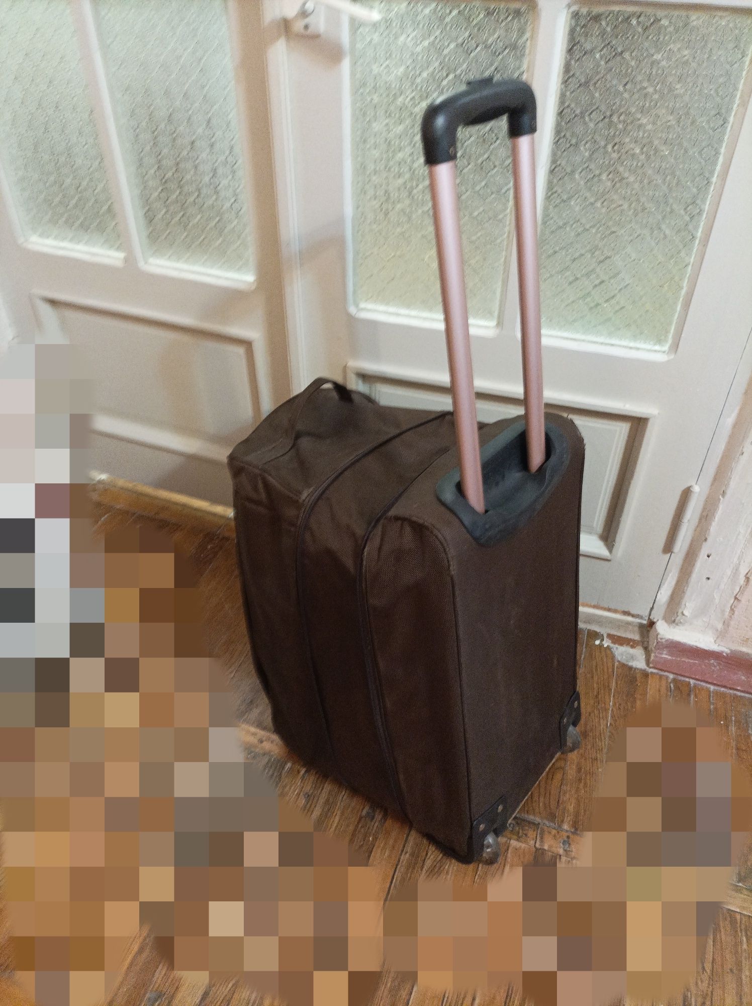 Сумка-чемодан с ручкой на колесах