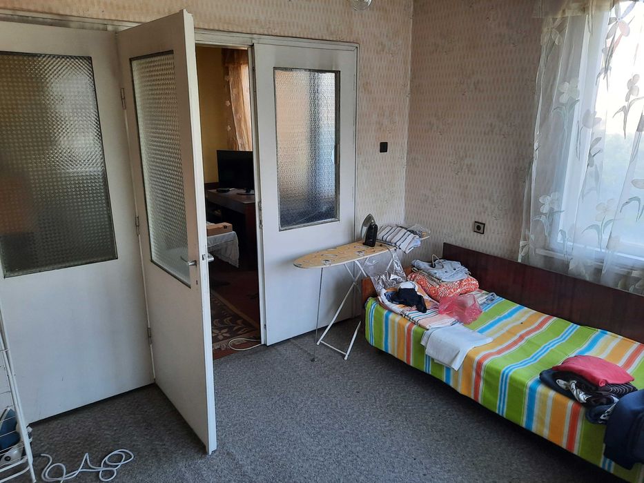 Продавам къща на 2 етажа с 2 гаража и доп. постройки