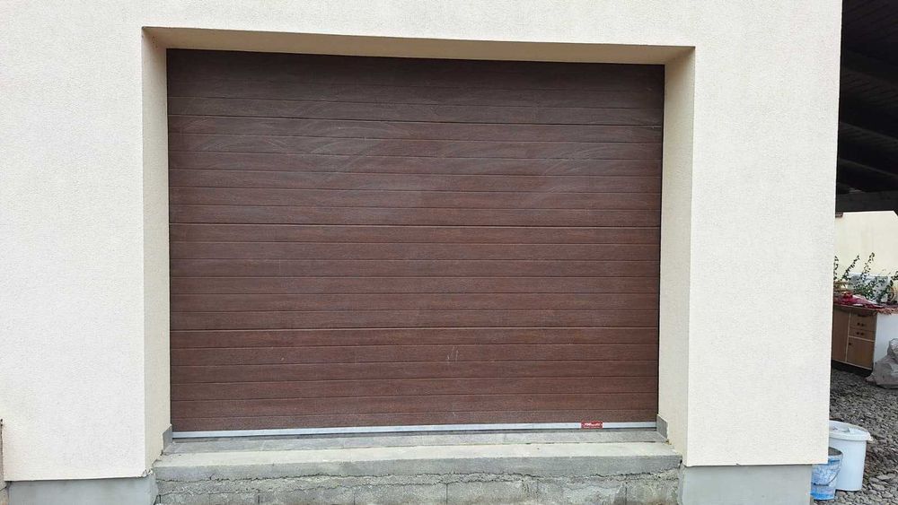 Vand usa de garaj motorizata culoarea maro nuc