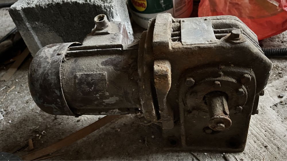 Motor trifazic cu reductor