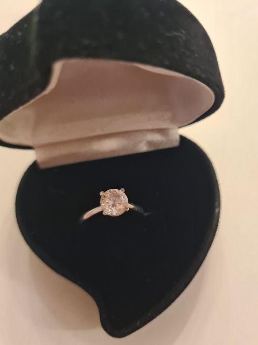 Дамски пръстен с камък, бяло злато.