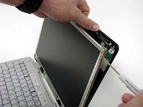 Schimb display laptop, tastatura, memorii, SSD, curatare praf, paduri