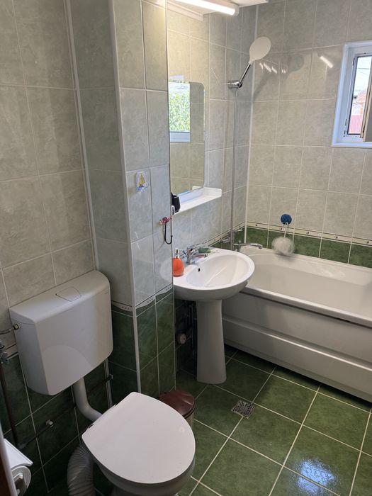 Inchiriez apartament  3 camere (65 metrii patrati) APAHIDA