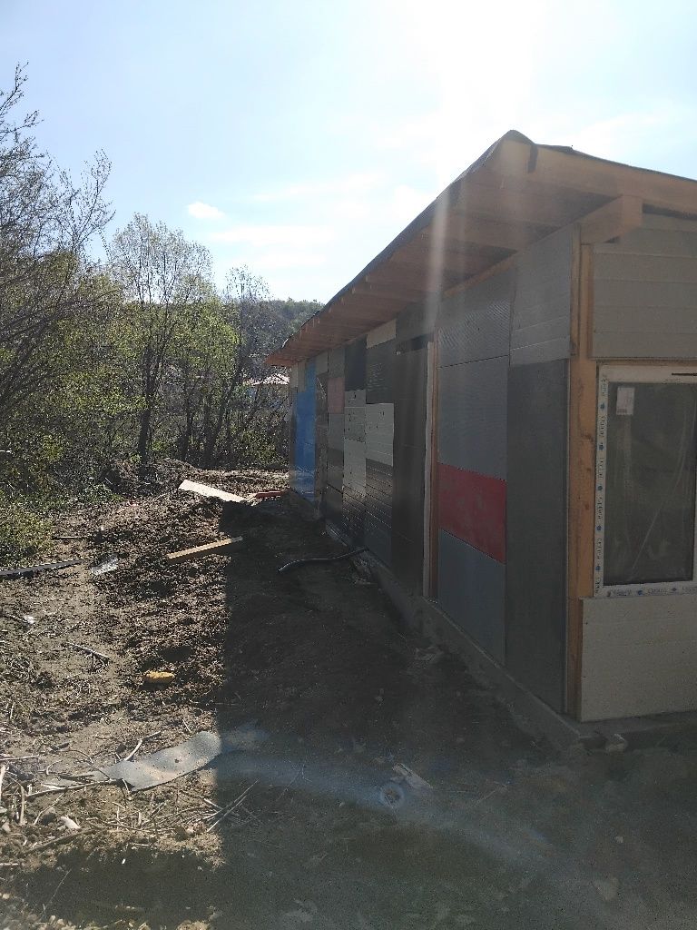 Продава парцел и стопанска сграда в с.Невестино