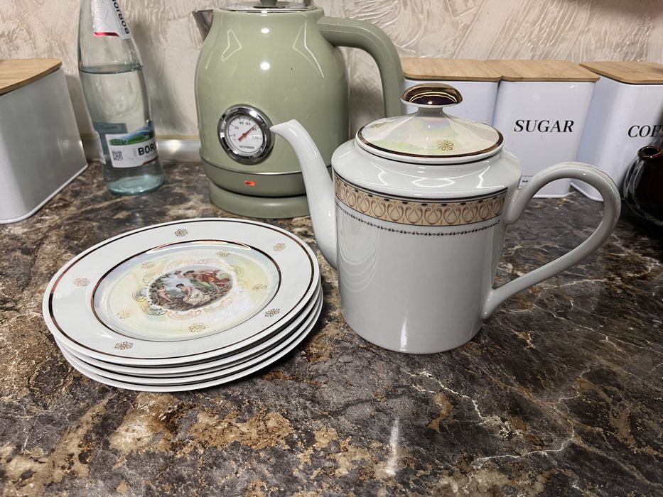 Чайник заварочный и тарелки