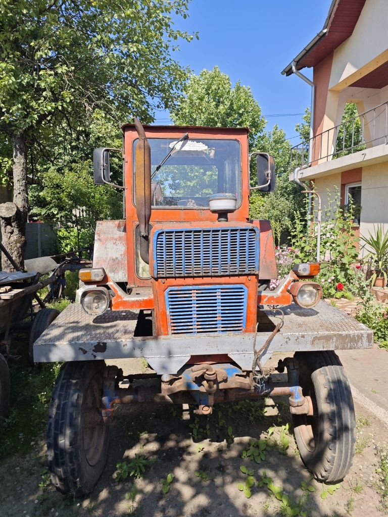 Vând Tractor U650+plug