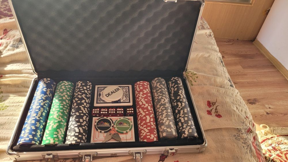 Poker set 300 jetoane , 5 zaruri, 2 pachete de cărți de joc