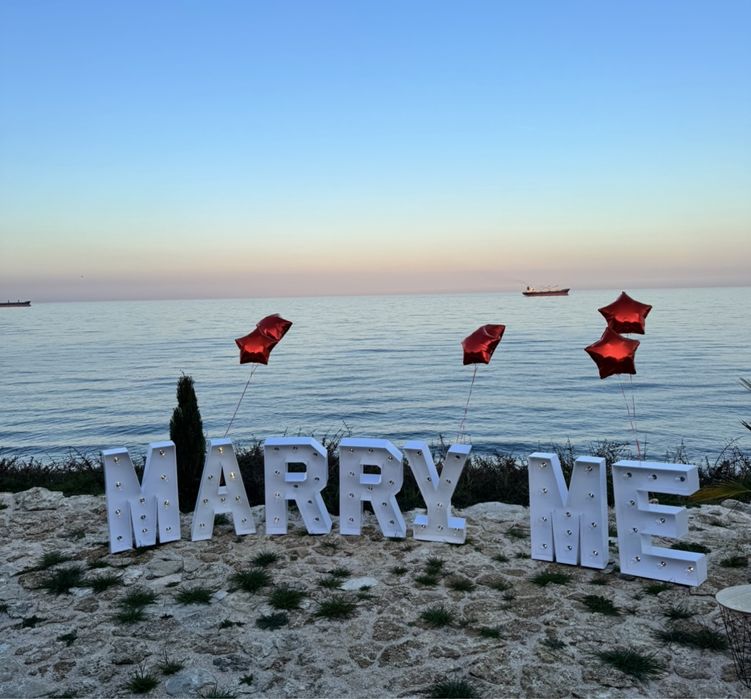 надпис -Marry me