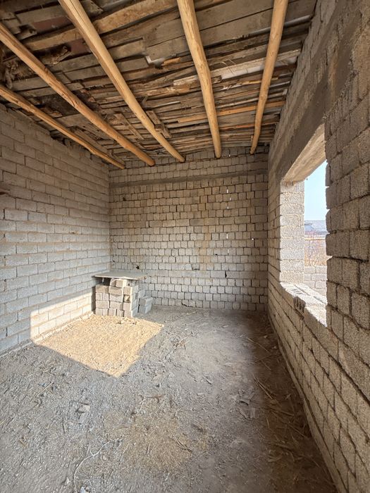 Sergeli Chortoq Maxallada yer sotiladi 4 xonali uyi bor karopka