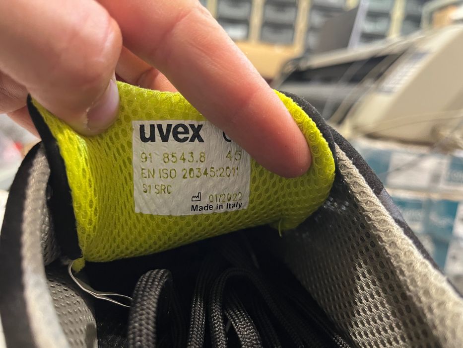 Vând Pantofi de protecție, 45, cu perforatii uvex 1 85438 S1 SRC ESD