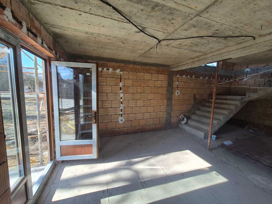 Firmă de Constructii amenajari interioare Case la rosu