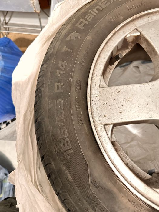 Vând Roți 5x100, 185/65/R14, 3 anvelope bune doar