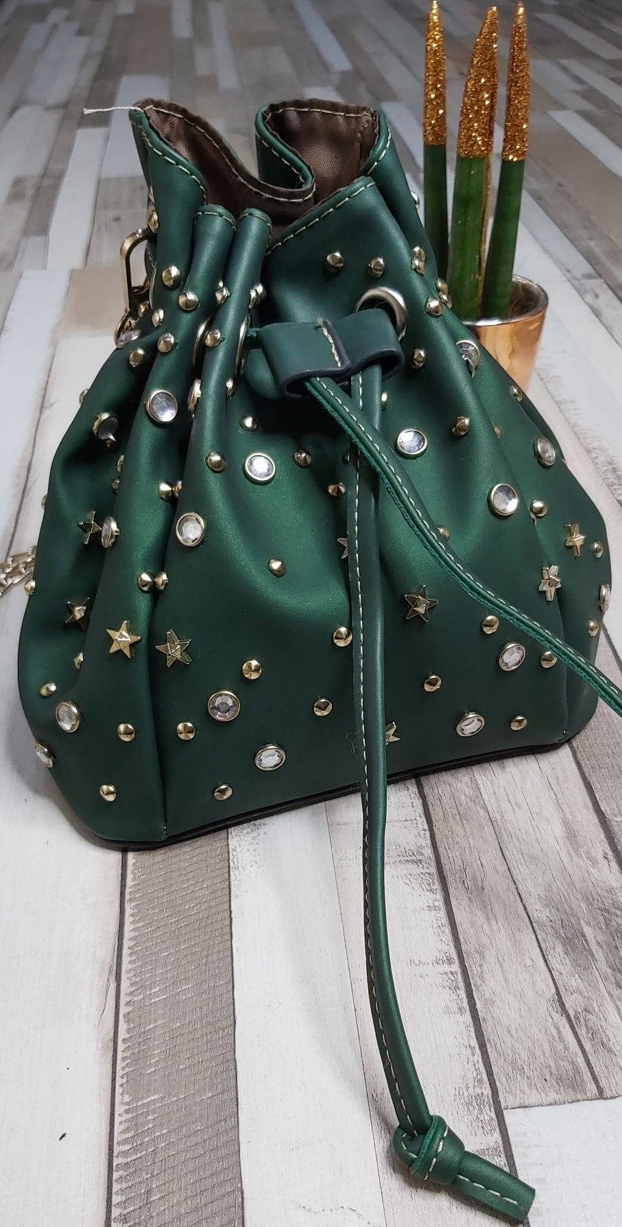 Кокетна зелена чанта с метална дръжка,клъч,с камъни и златисти капси