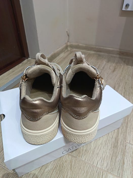 Дамски бежеви кецове