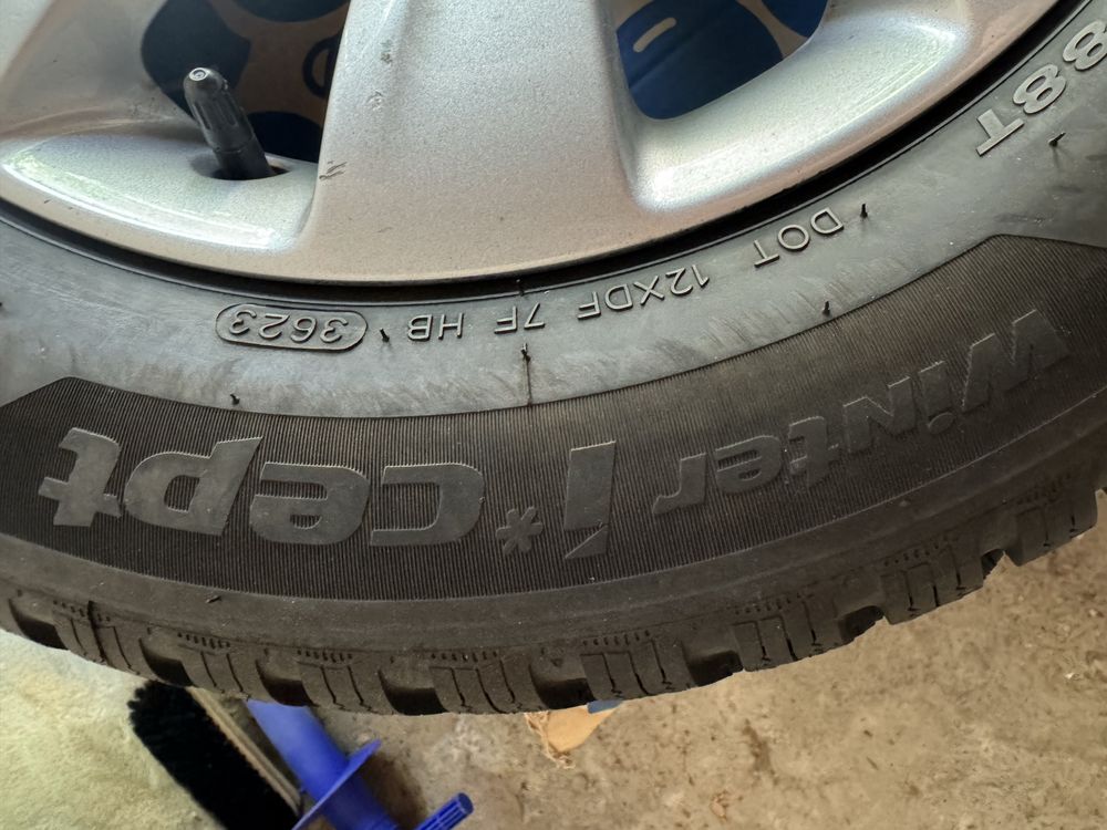 Оригинални джанти за Опел  15ц с почти нови зимни гуми Hankook