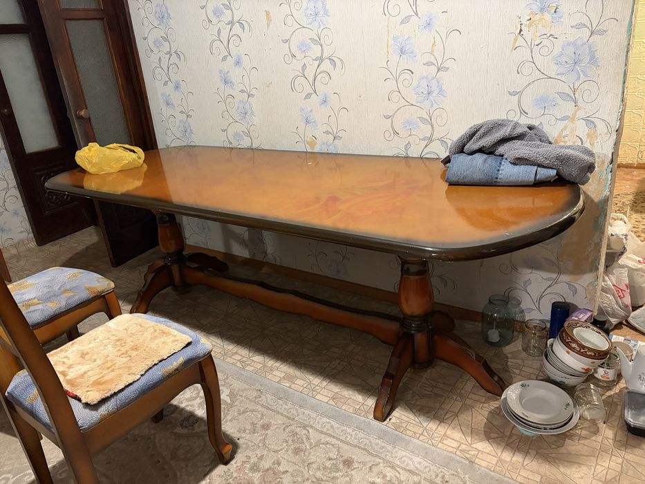 Продам большой стол со стульями