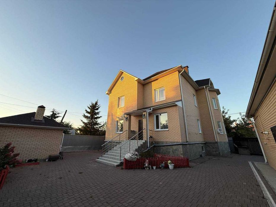 Продается  коттедж в центре города. Можно под коммерцию