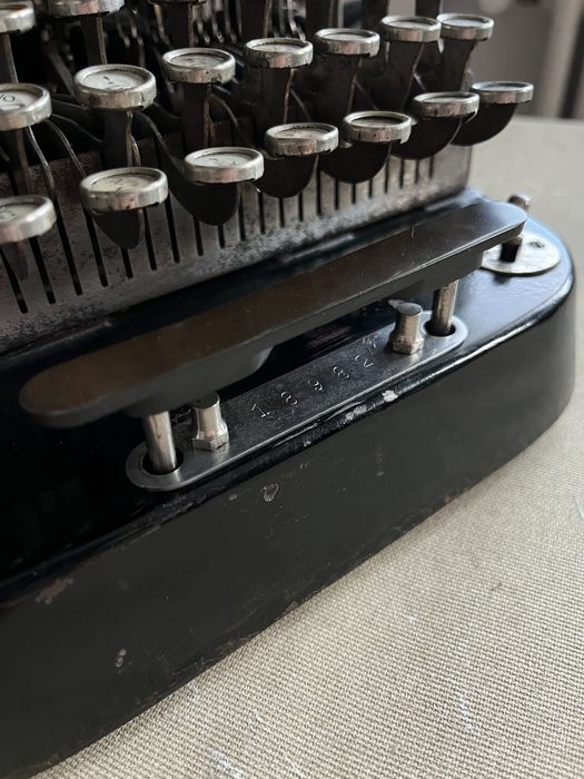 masina de scris veche Courier