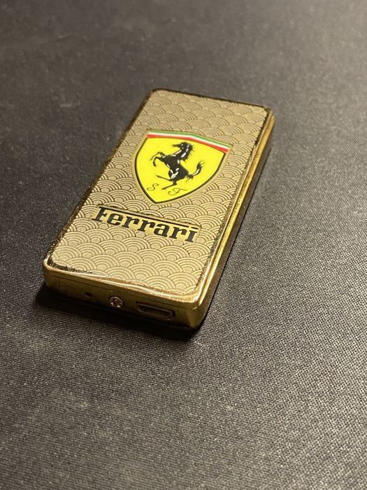 Позлатена запалка на Ferrari