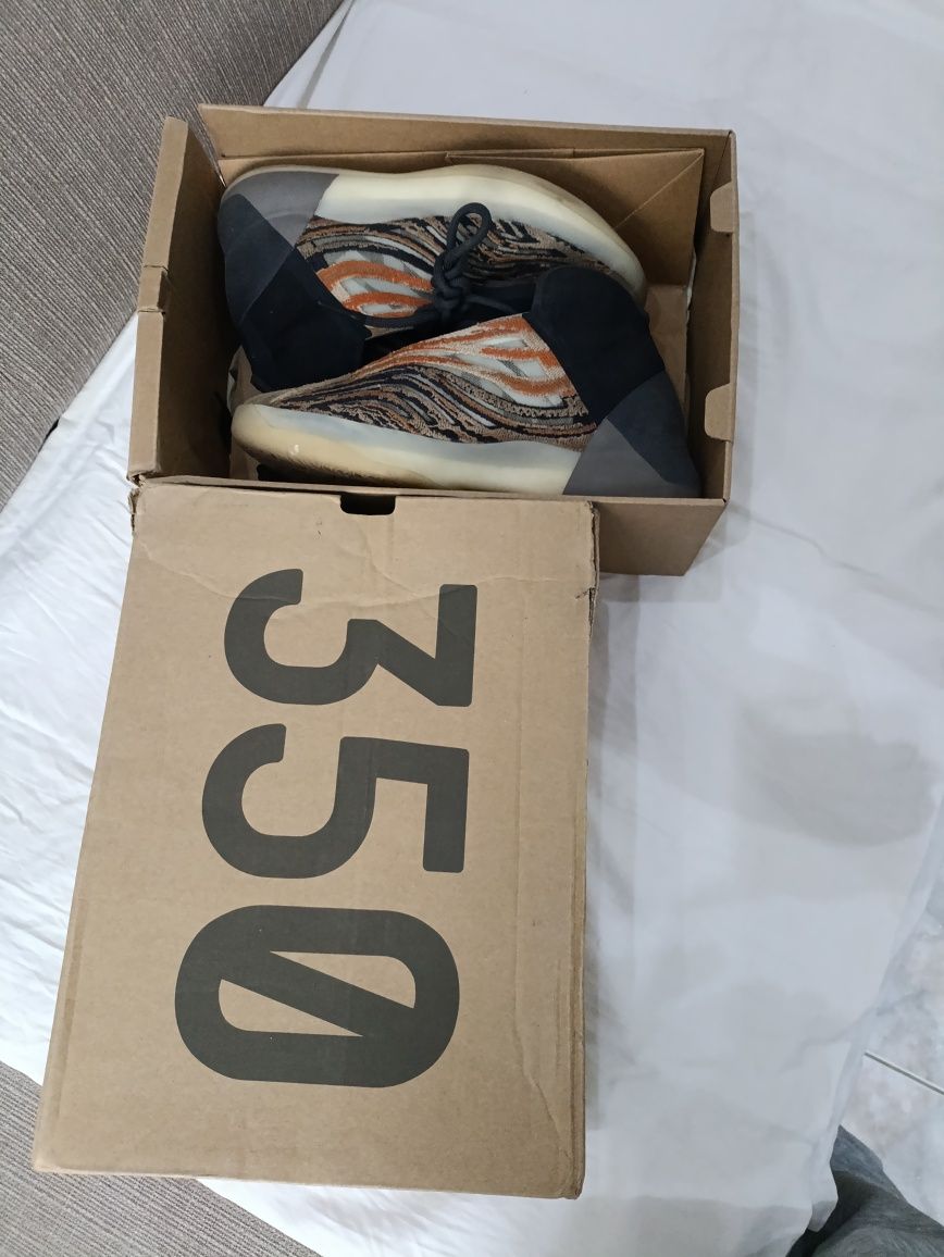 Vând gheata adidas yeezy 350 aproape noi Nr 39