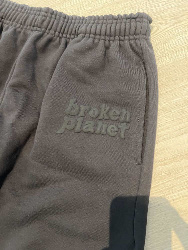 Pantaloni de trening Broken Planet