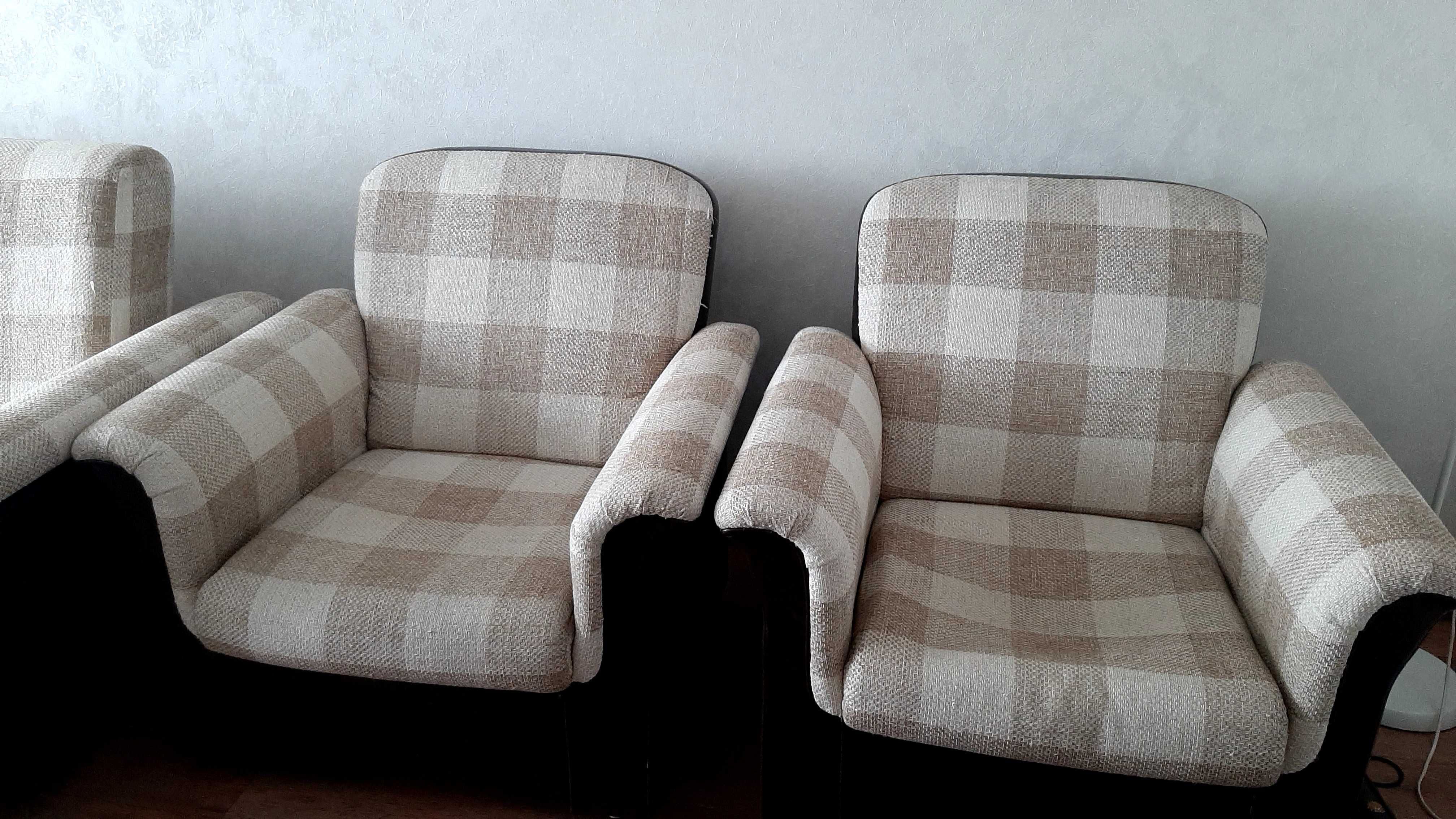 Продам диван и 2 кресла в отличном состоянии.