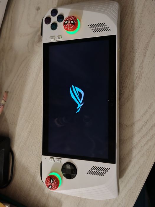 Vând consola Asus Rog Ally Z1 Extreme / schimb cu nintendo switch 2