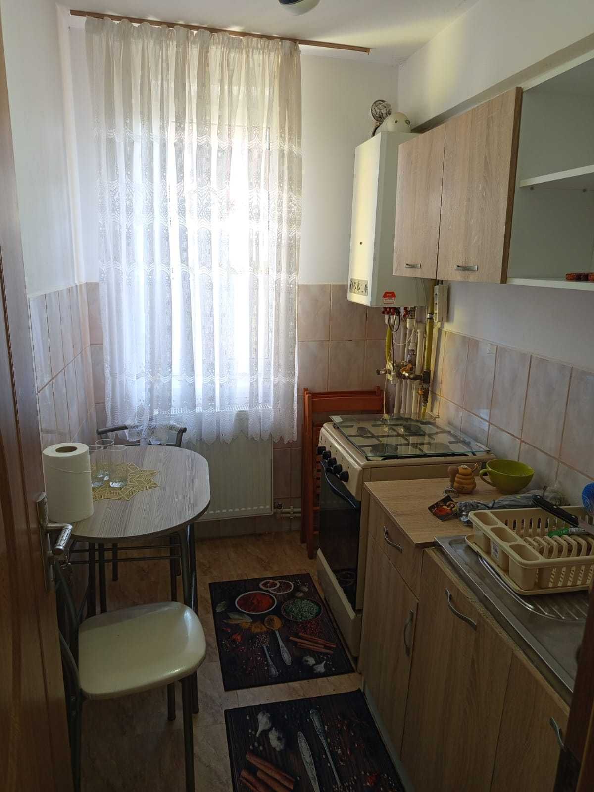 Apartament 2 camere, zonă centrală, decomandat, mobilat