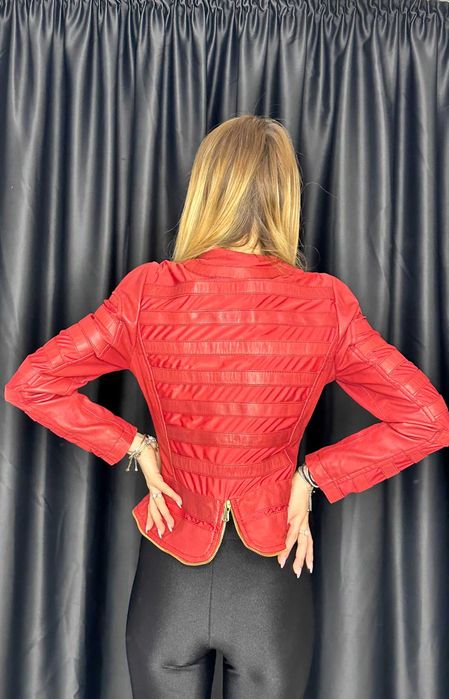 Geacă de piele roșie extra fina, accesorii aurii, mărimea S