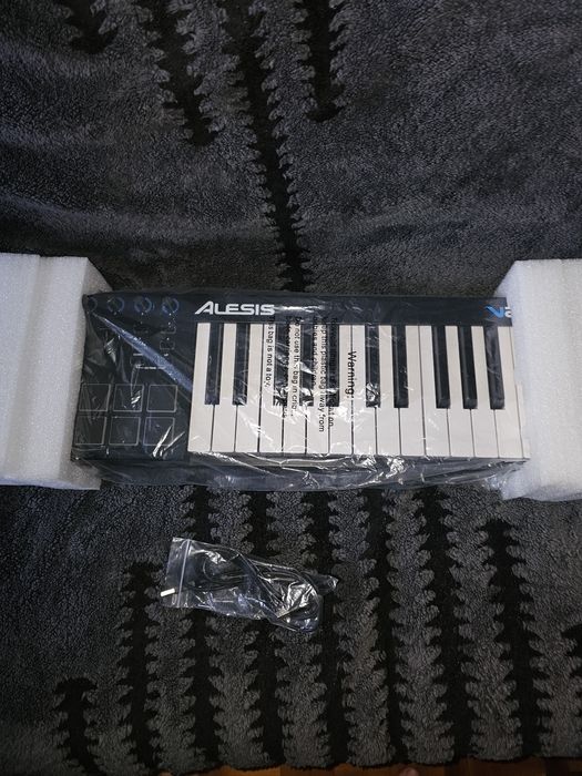 MIDI-Клавиатура Alesis V25