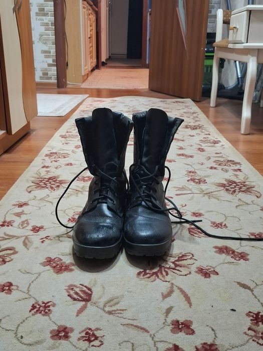 Продам берцы черные демисезонные  в отличном состоянии