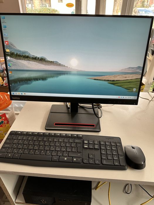 Компютър със складова програма готов за работа