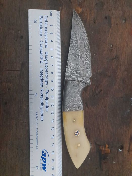 Ножове дамаска стомана