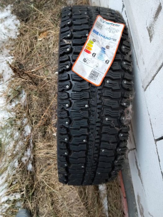 Продам комплект резины на 16. Новая купили не ставили.