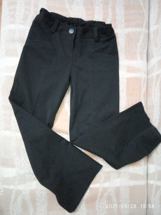 Черный пиджак и брюки для девочки.