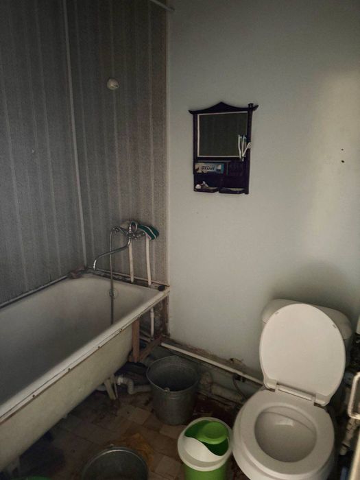 Октяабирь 1х 3этаж срочно Прадаётся вдоль дороги базар