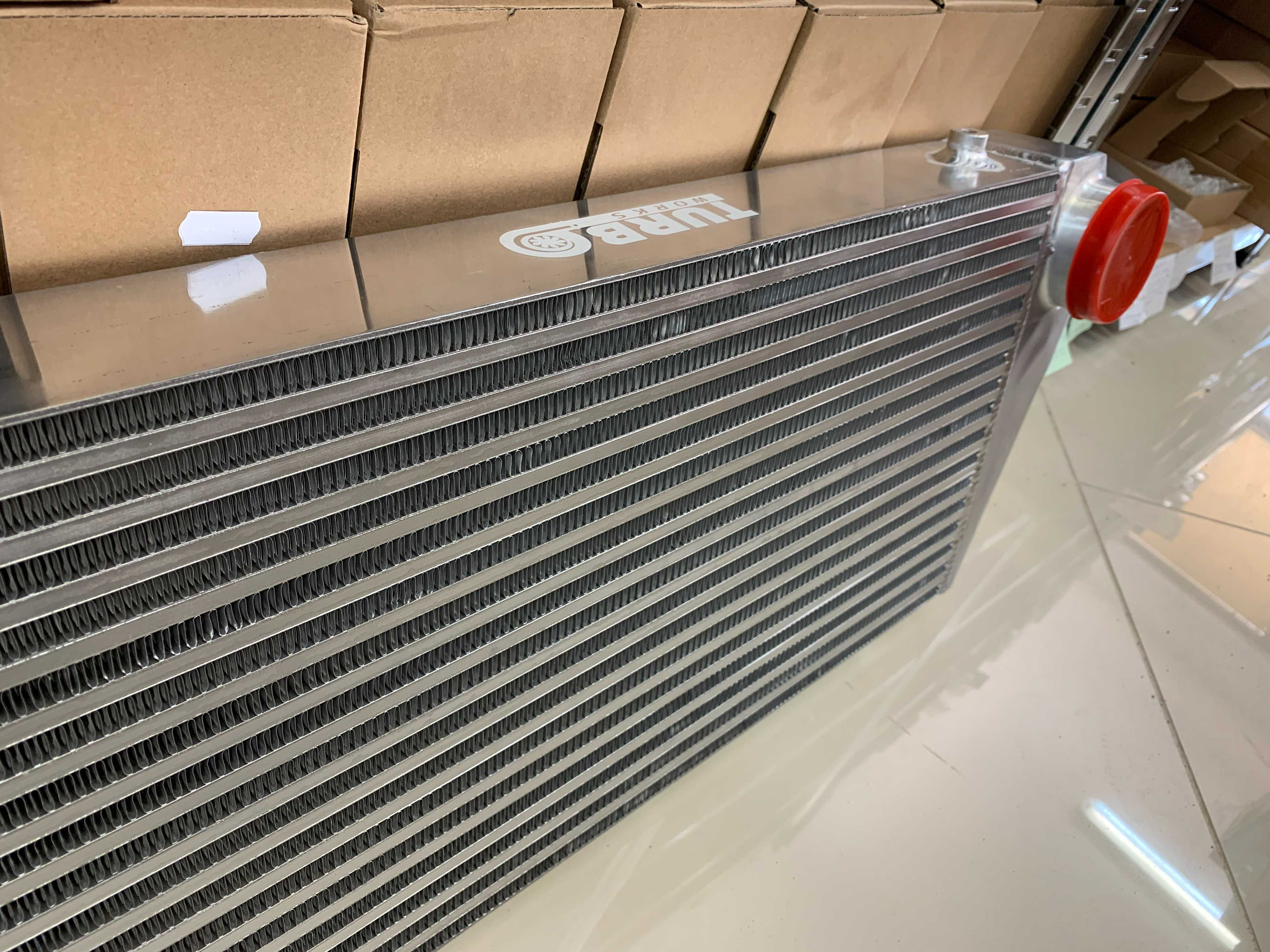 TurboWorks универсален интеркулер Intercooler 600x300x76 обърнат изход