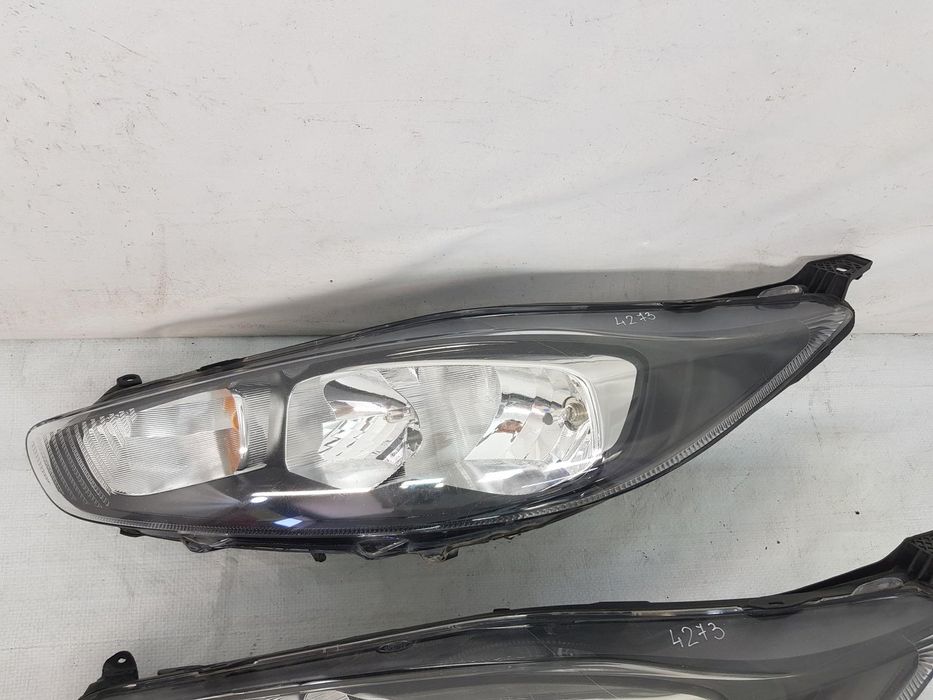 Far stanga Ford Fiesta facelift dupa 2013