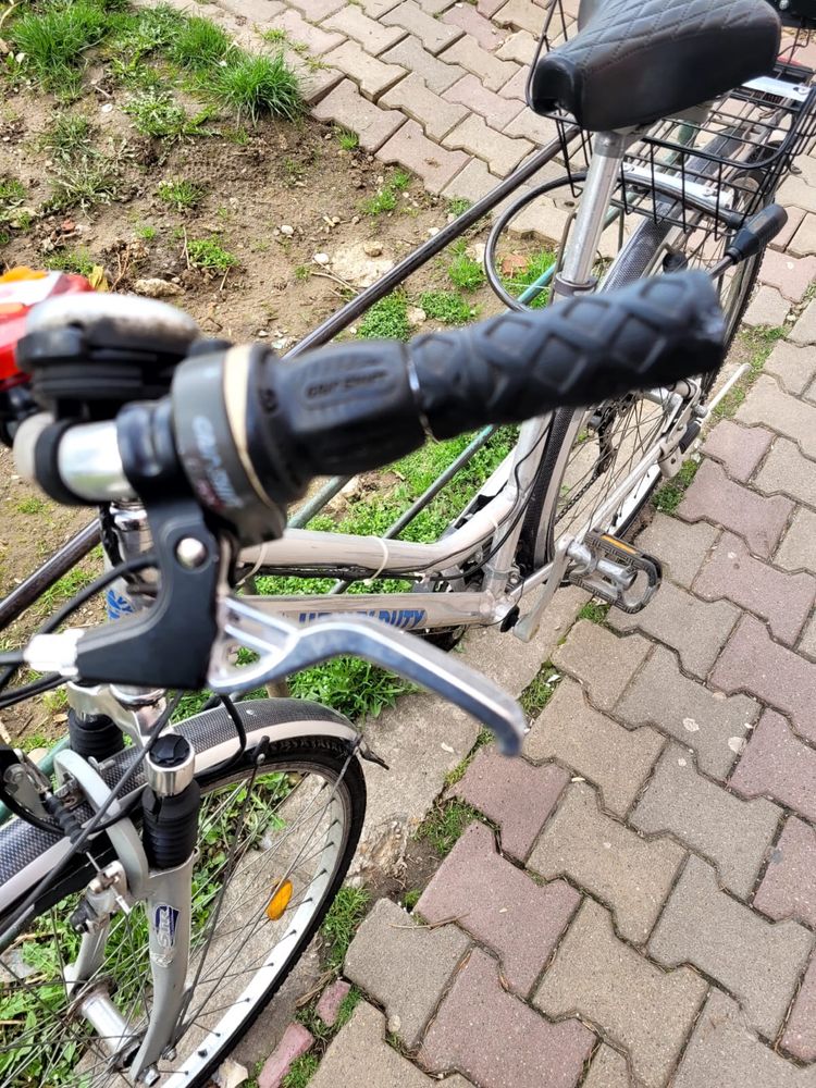 Bicicleta- folosită putin ( cauciucuri noi)