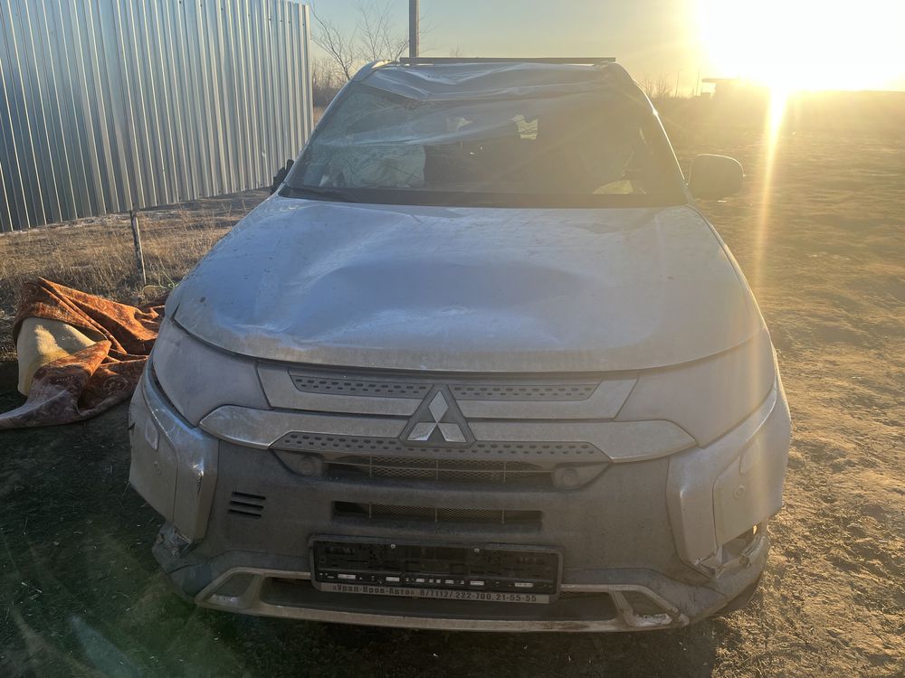 Автомобиль Mitsubishi outlander 2021 года, в аварийном состоянии