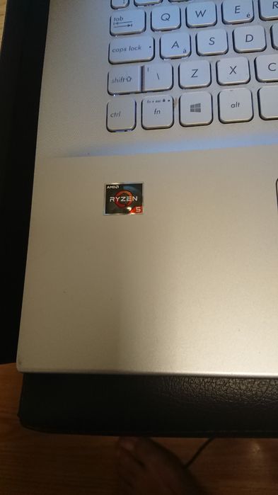 Laptop ASUS raizon.5 /8.GB RAM /SSD.2 TB Windows. 11 stare impecabila