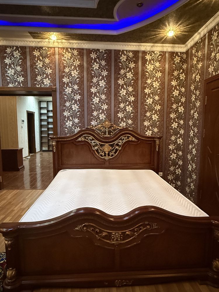 Продам спальную мебель (кровать, комод с зеркалом, шкаф, тумбочки)