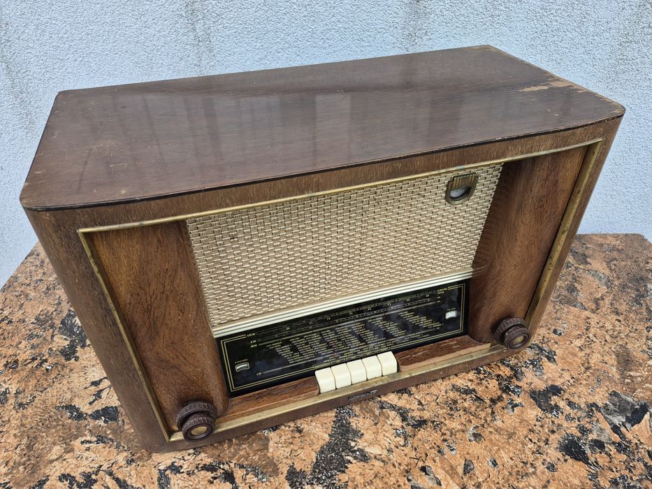 Vând colecție 32 Radio cu Lampi,carcasa ebonita&lemn din ani 1940-1980