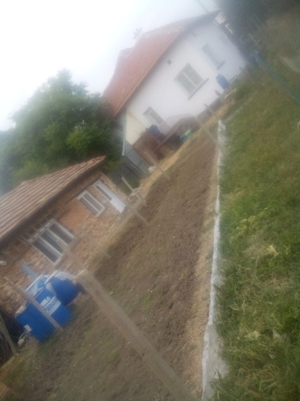 Удобно за работещи и пенсионери,достъп,предвижване,на близо има и Гара
