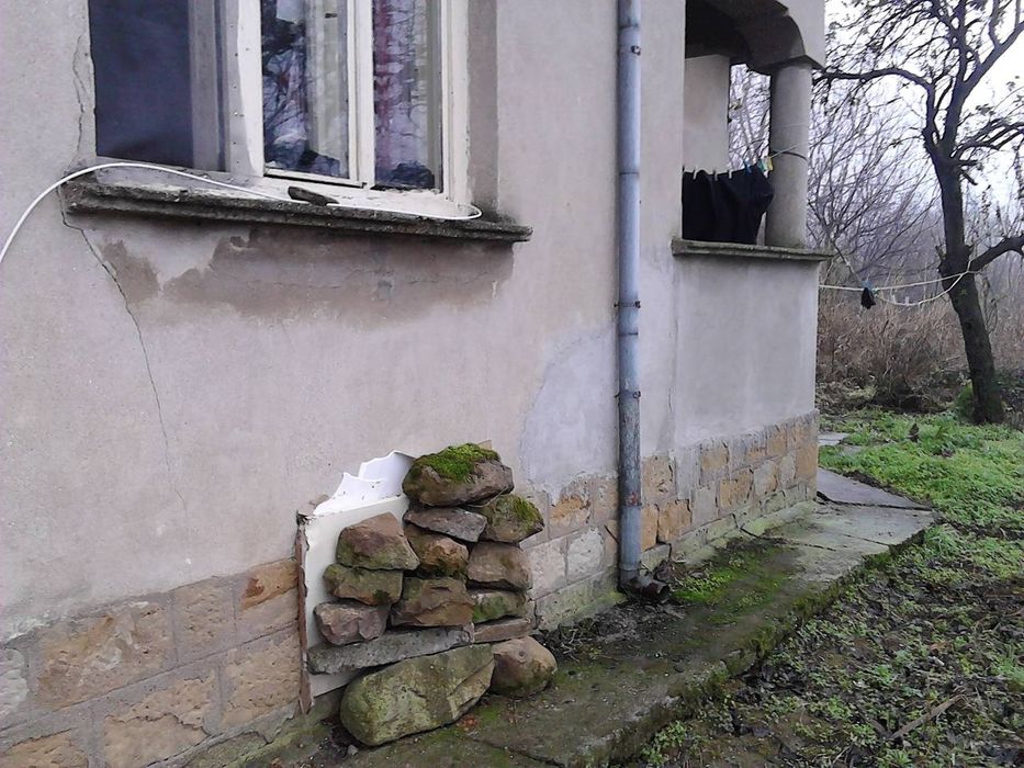 Продвам къща с двор