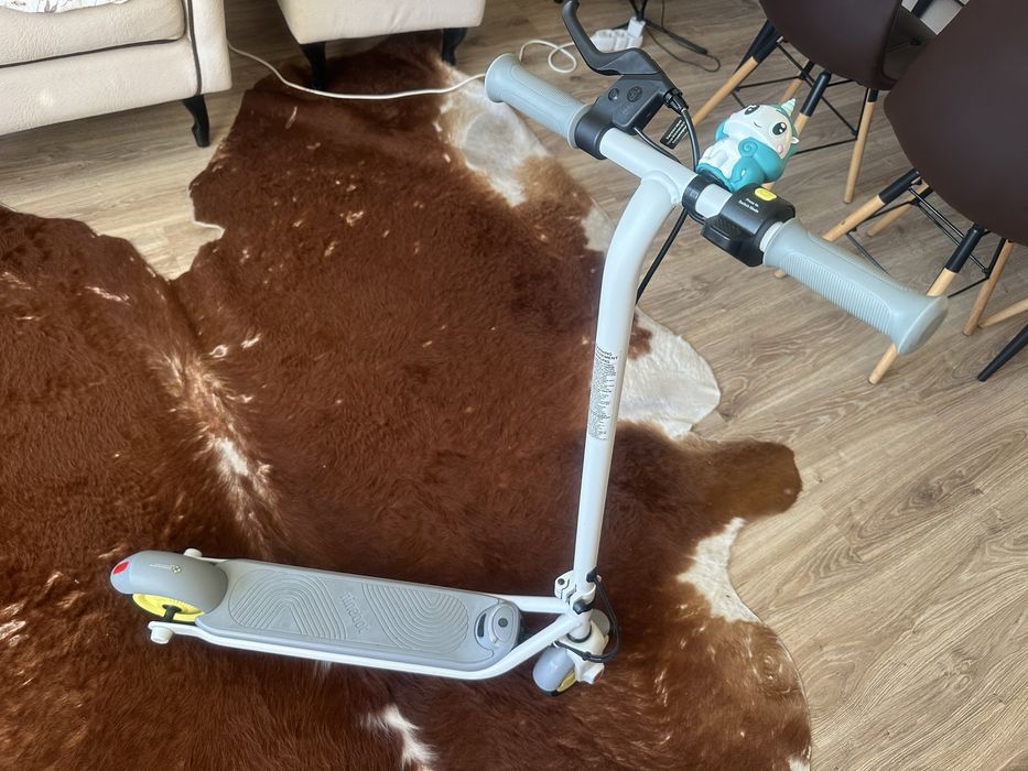 Продавам детска електрическа тротинетка Segway KickScooter Zing C10